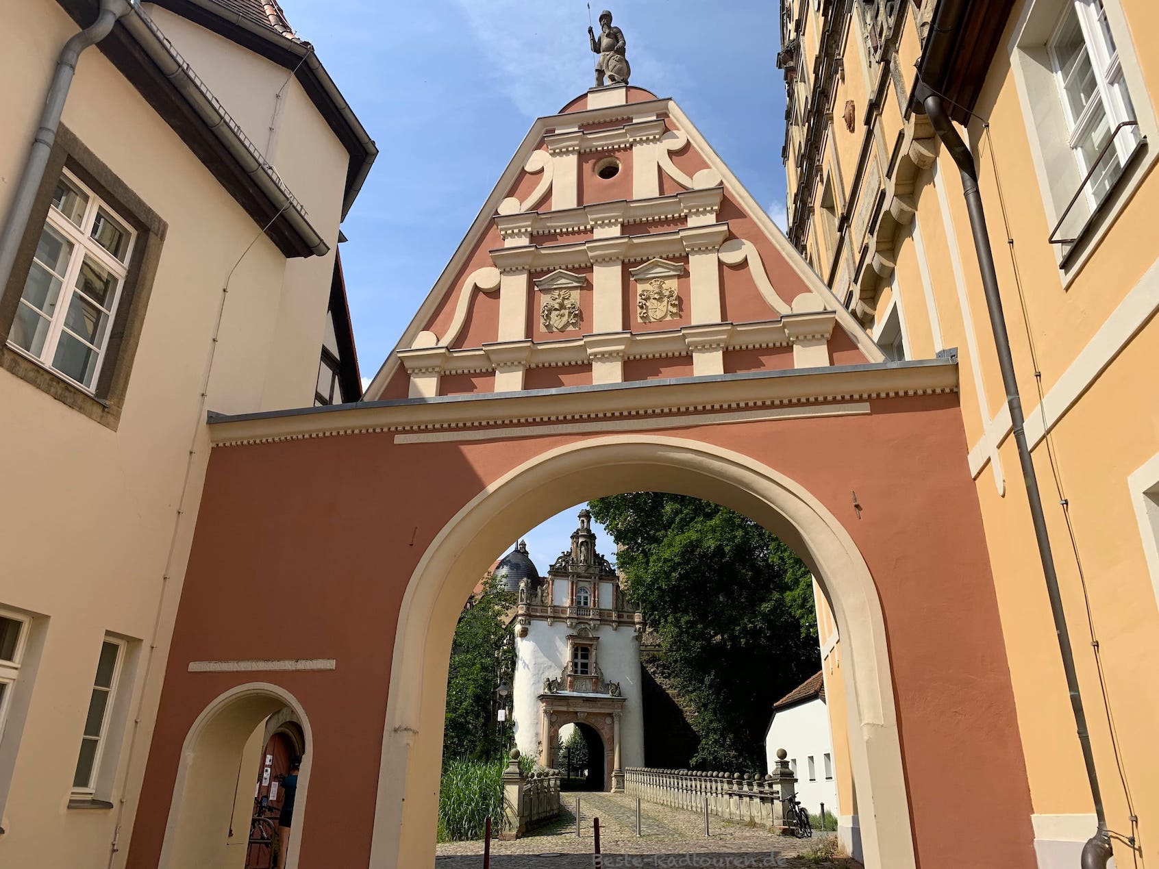 Foto durchs Männekentor: Eingang / Inneres Tor zum Schloss Wiesenburg