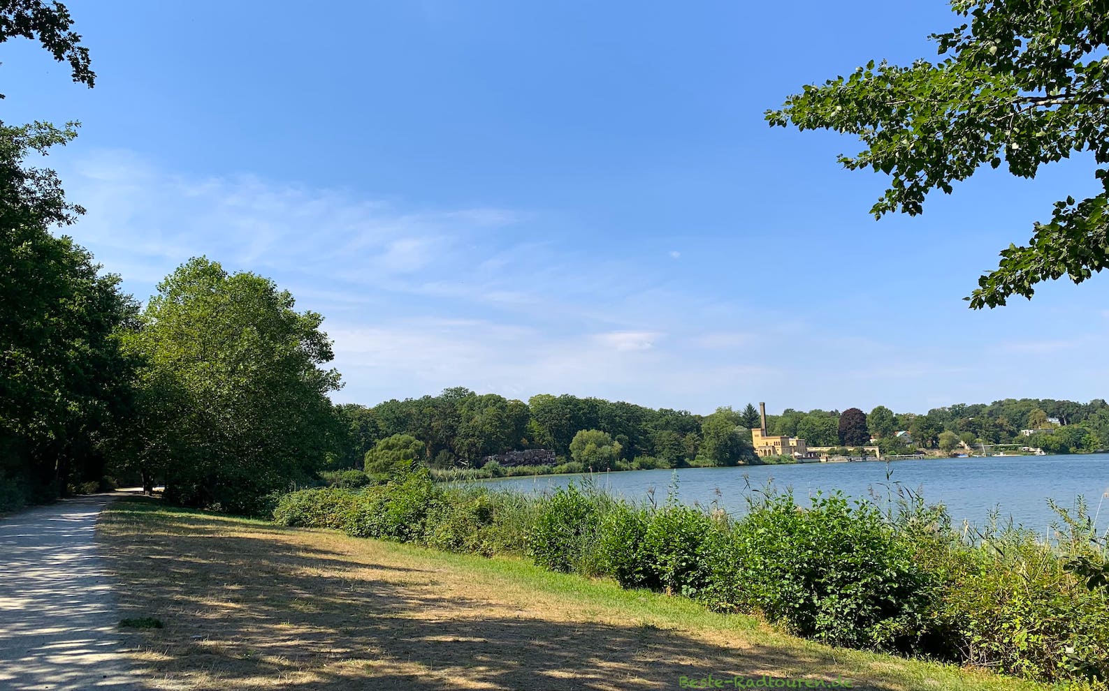 Foto vom Radweg im Park Neuer Garten aus: Heiliger See, Alte Meierei