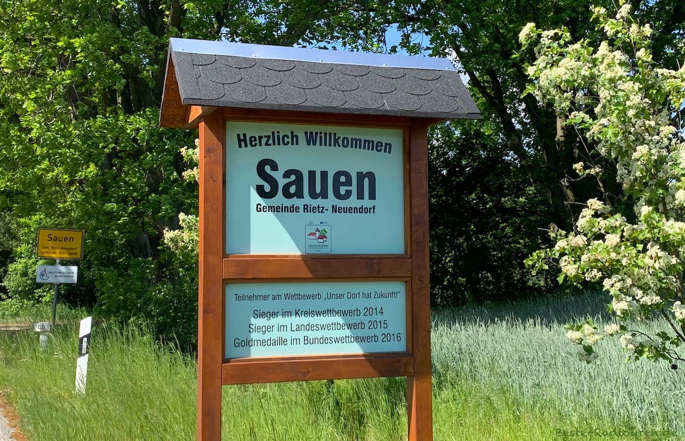Foto vom Radweg Märkische Schlössertour aus: Ortsschild in Sauen (Oder-Spree)