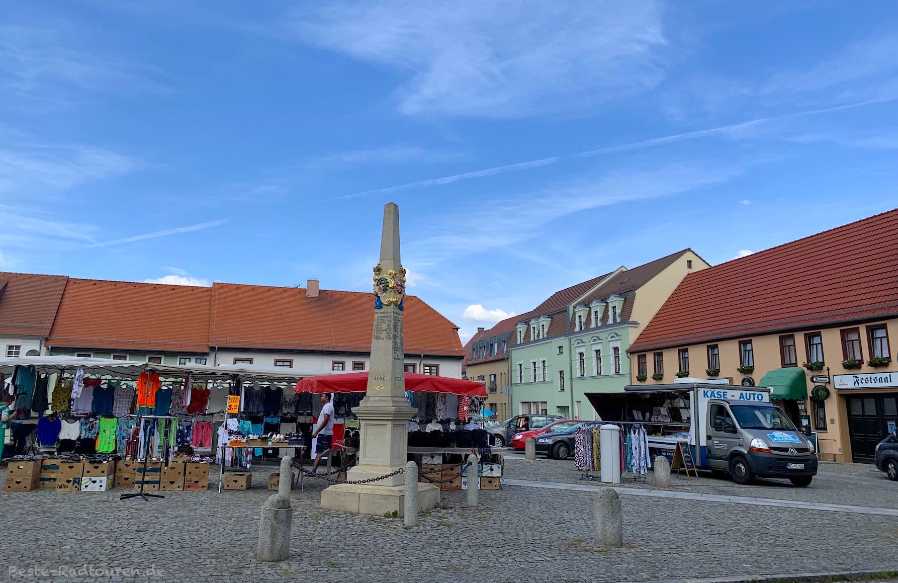 Markt auf dem Marktplatz von Ruhland (Lausitz), Kursächsische Postmeilensäule/ Distanzsäule