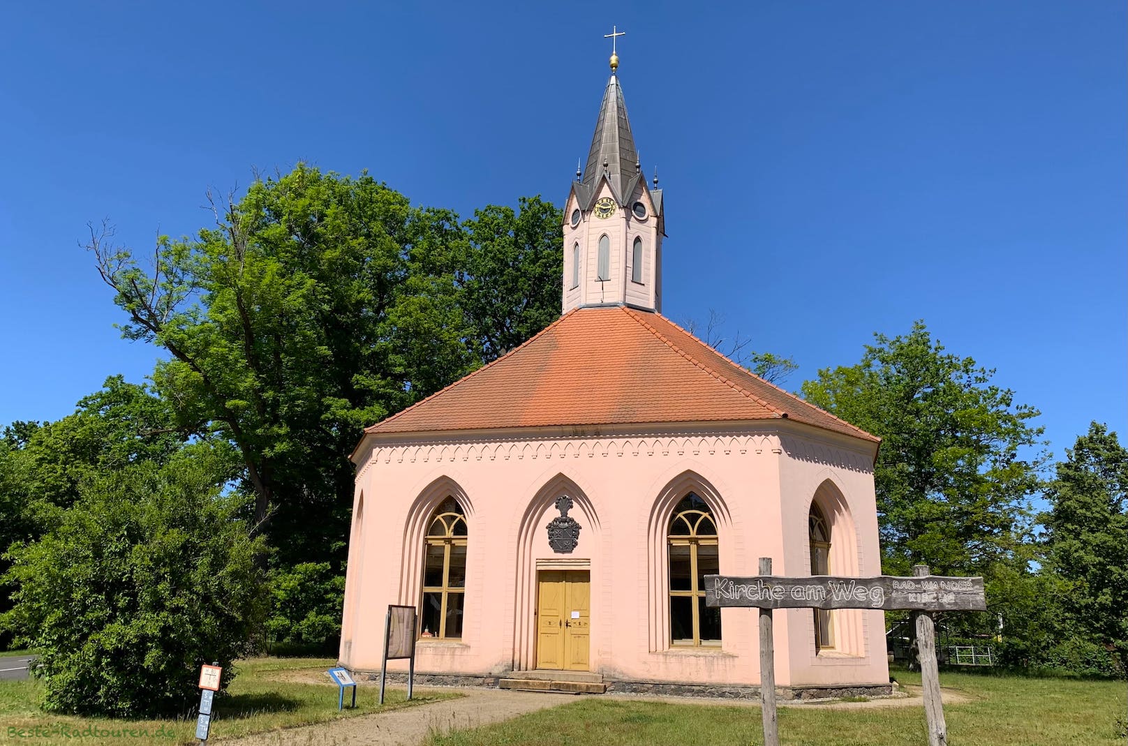 Foto vom Berlin-Kopenhagen-Radweg, Havelradweg und Naturparktour aus: Radwander-Kirche in Dannenwalde (Oberhavel), Kirche am Weg