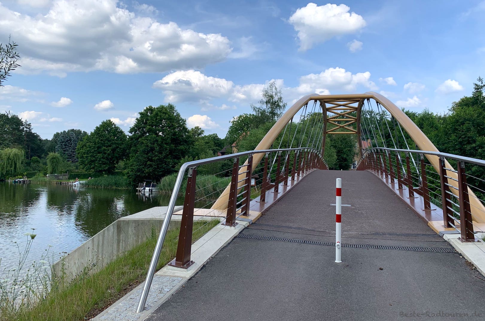 Foto vom Radweg her: Radfahrer-Brücke in Molchow nördlich von Neuruppin