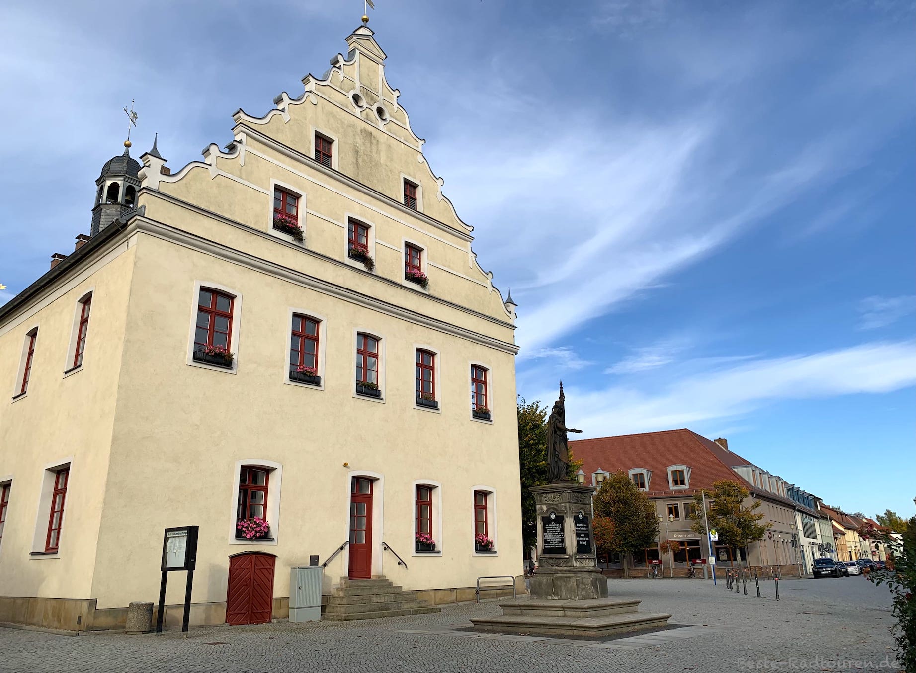 Foto vom Marktplatz aus: Rathaus Herzberg Elster, Blick in die Mönchsstraße