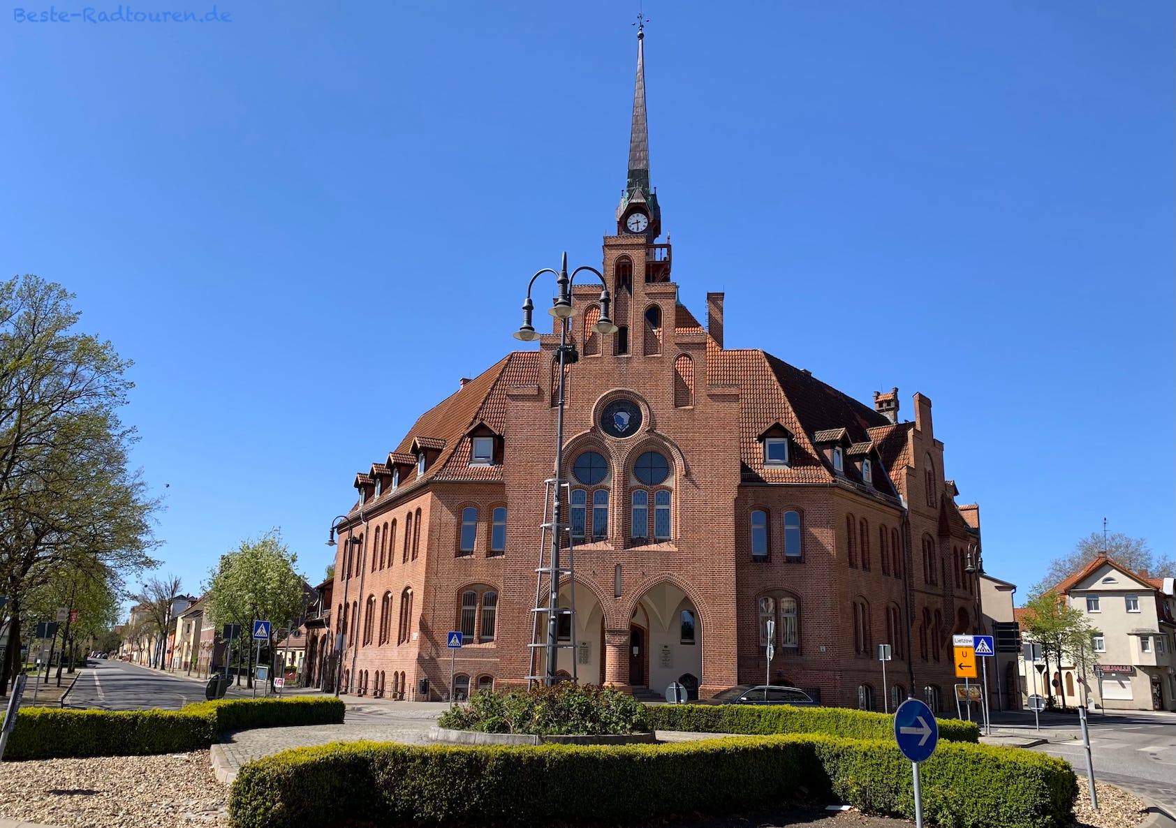 Rathaus von Nauen, Vorderseite, Foto vom Kreisverkehr aus