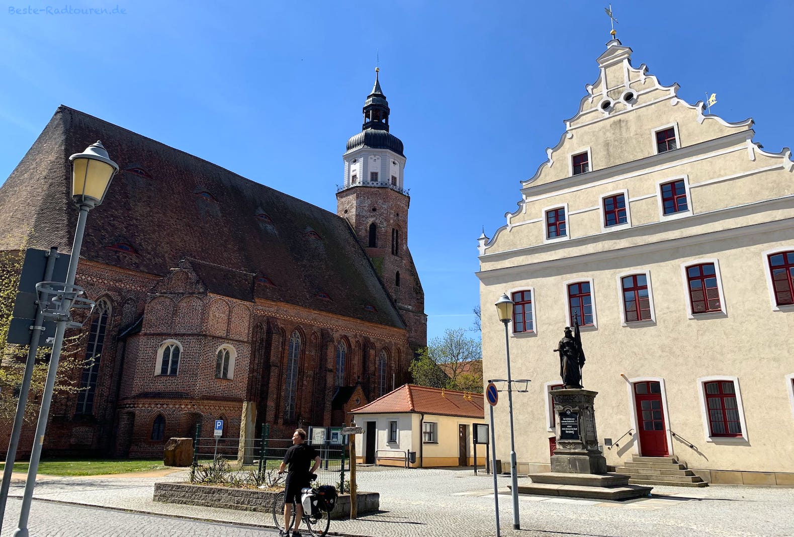 Foto vom Tour-Brandenburg-Radweg aus: Rathaus und St.-Marien-Kirche am Marktplatz von Herzberg, Elbe-Elster
