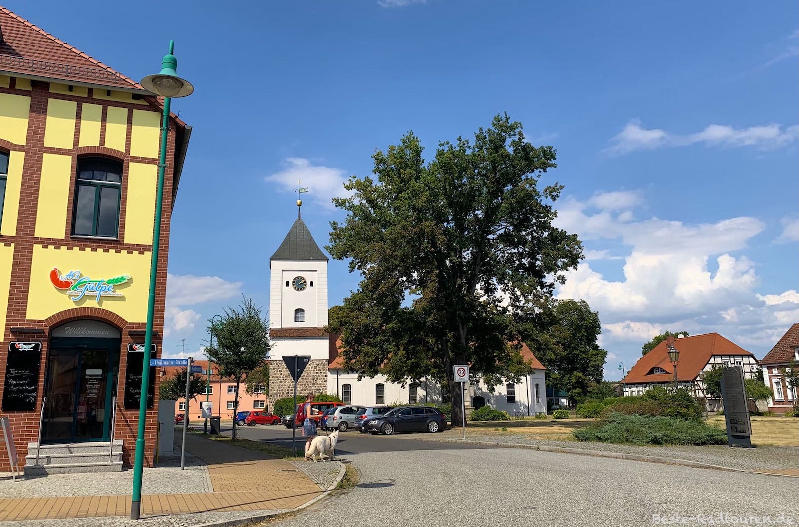 Foto vom Radweg Tour Brandenburg aus: Zentrum von Rhinow, Metzger-Imbiss, Stadtkirche