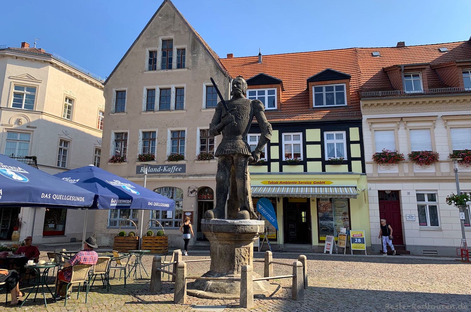 Roland-Figur bzw. -Statue und Straßenlokal am Marktplatz von Perleberg