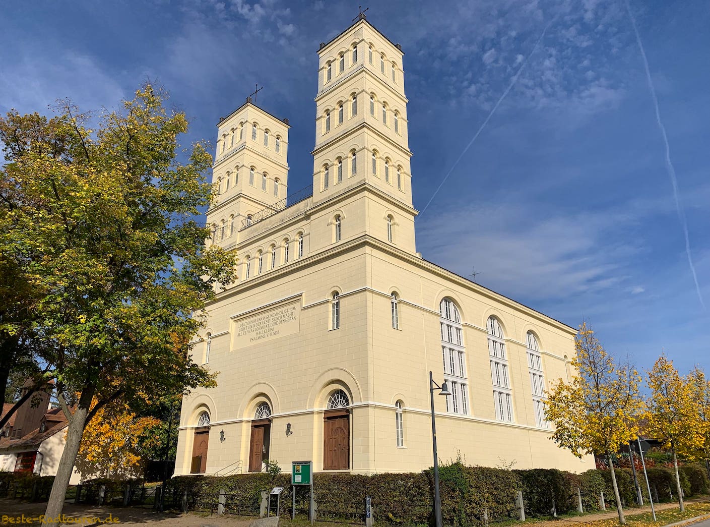 Foto vom Gurkenradweg her: Dorfkirche / Schinkelkirche in Straupitz, Spreewald