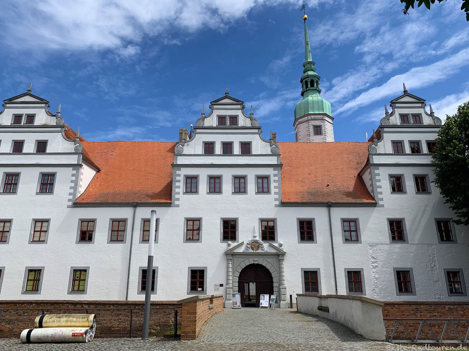 Foto von außen: Schloss Doberlug, Vorderseite und Eingang / Tor