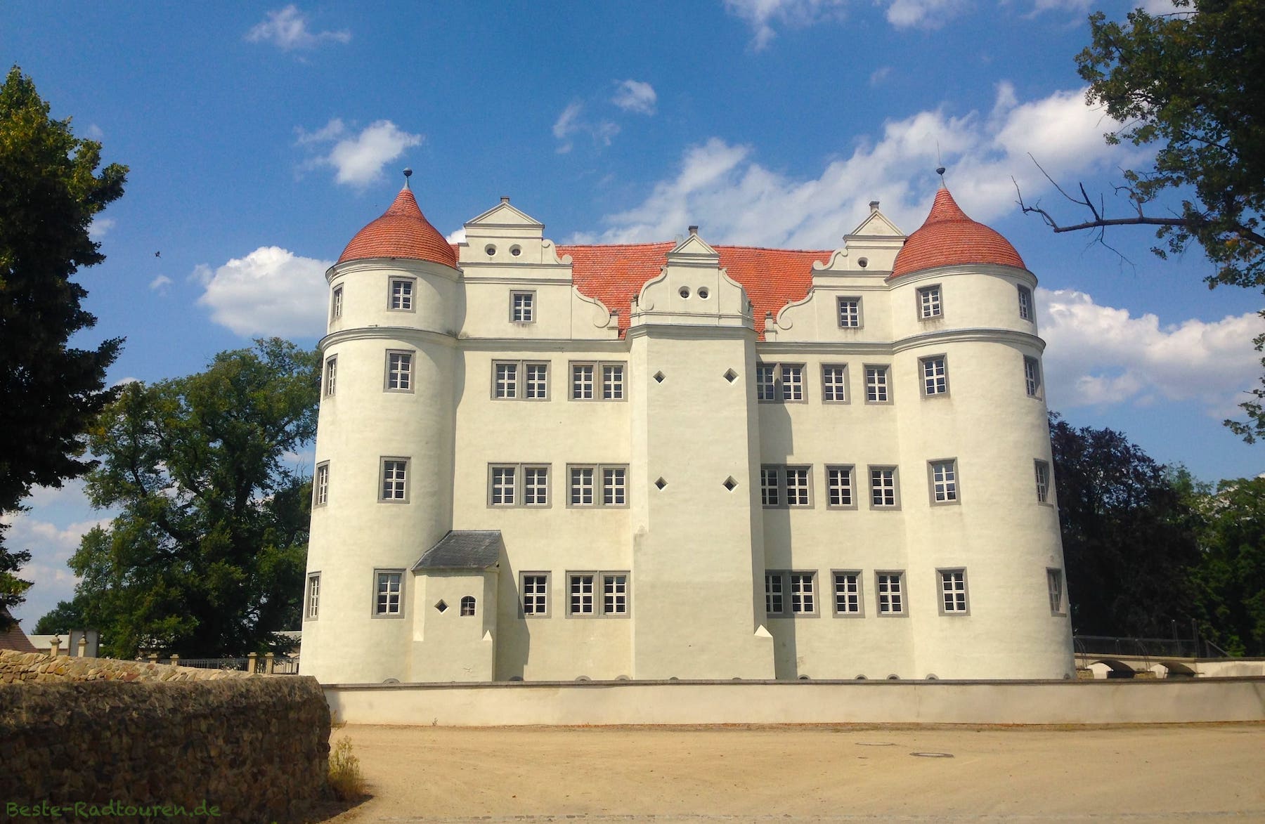 Schloss Großkmehlen, Oberlausitz, Foto von der Seite mit Schlossgraben und Mauer
