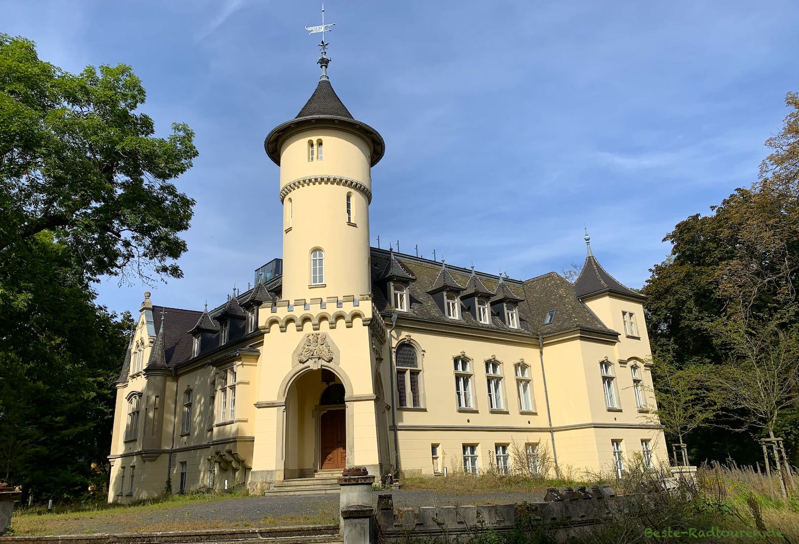 Schloss Hohenbocka, Oberlausitz, Foto von schräg vorne mit Eingang