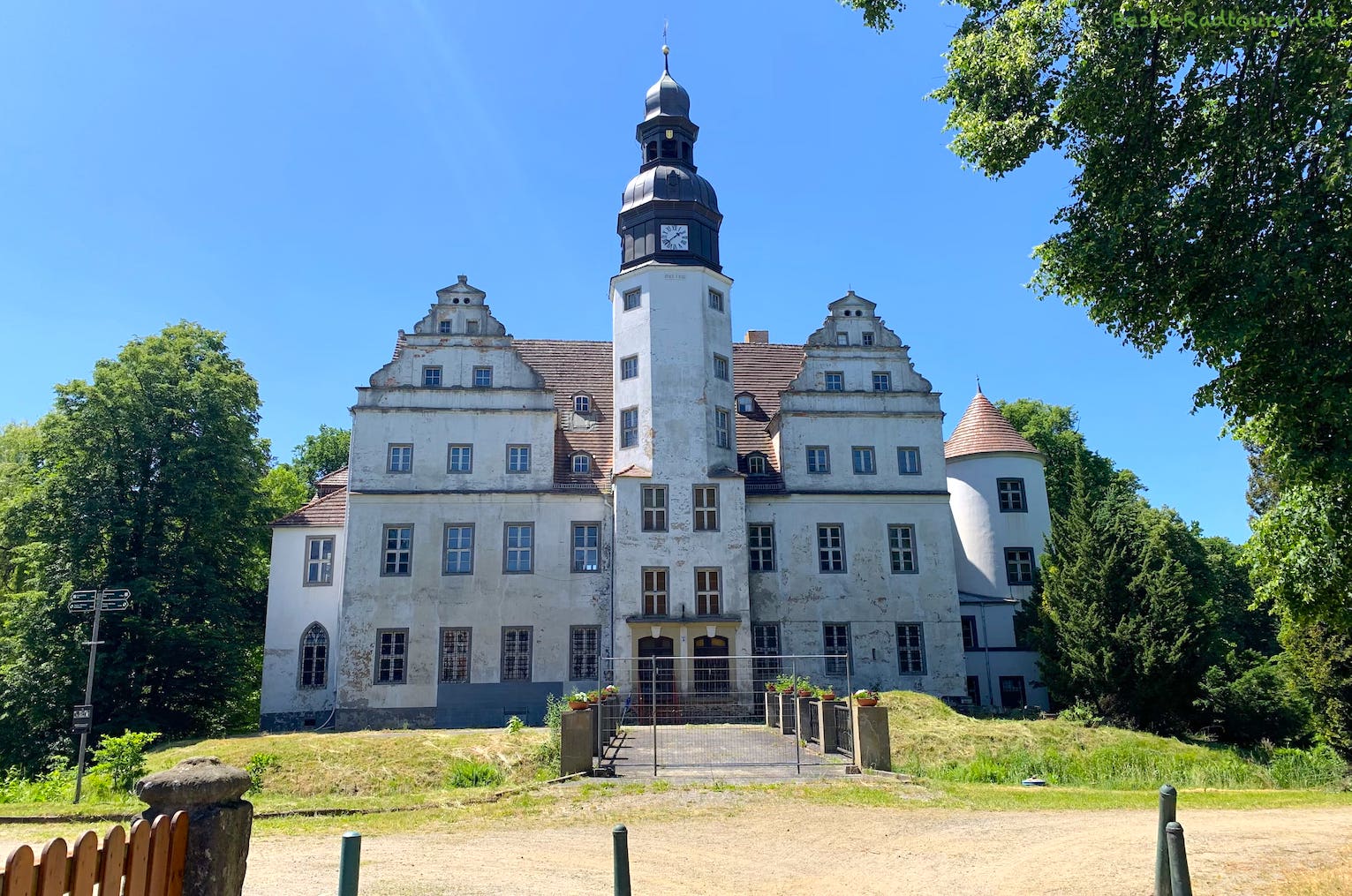 Schloss Lindenau, Oberlausitz, Foto von vorne mit Zugang über den Graben