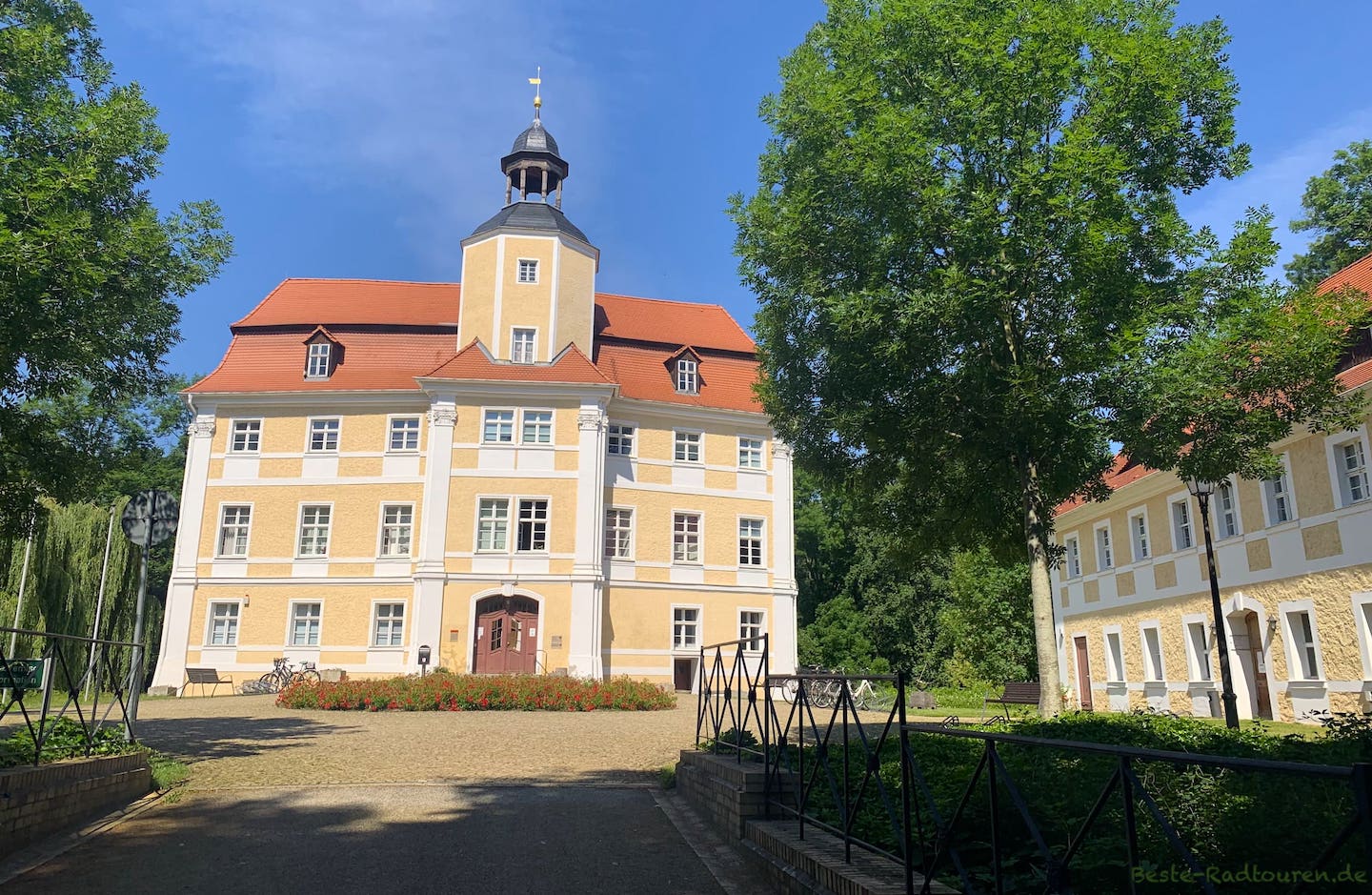 Foto von der Zufahrt aus: Schloss Vetschau, Vorderseite und Nebengebäude