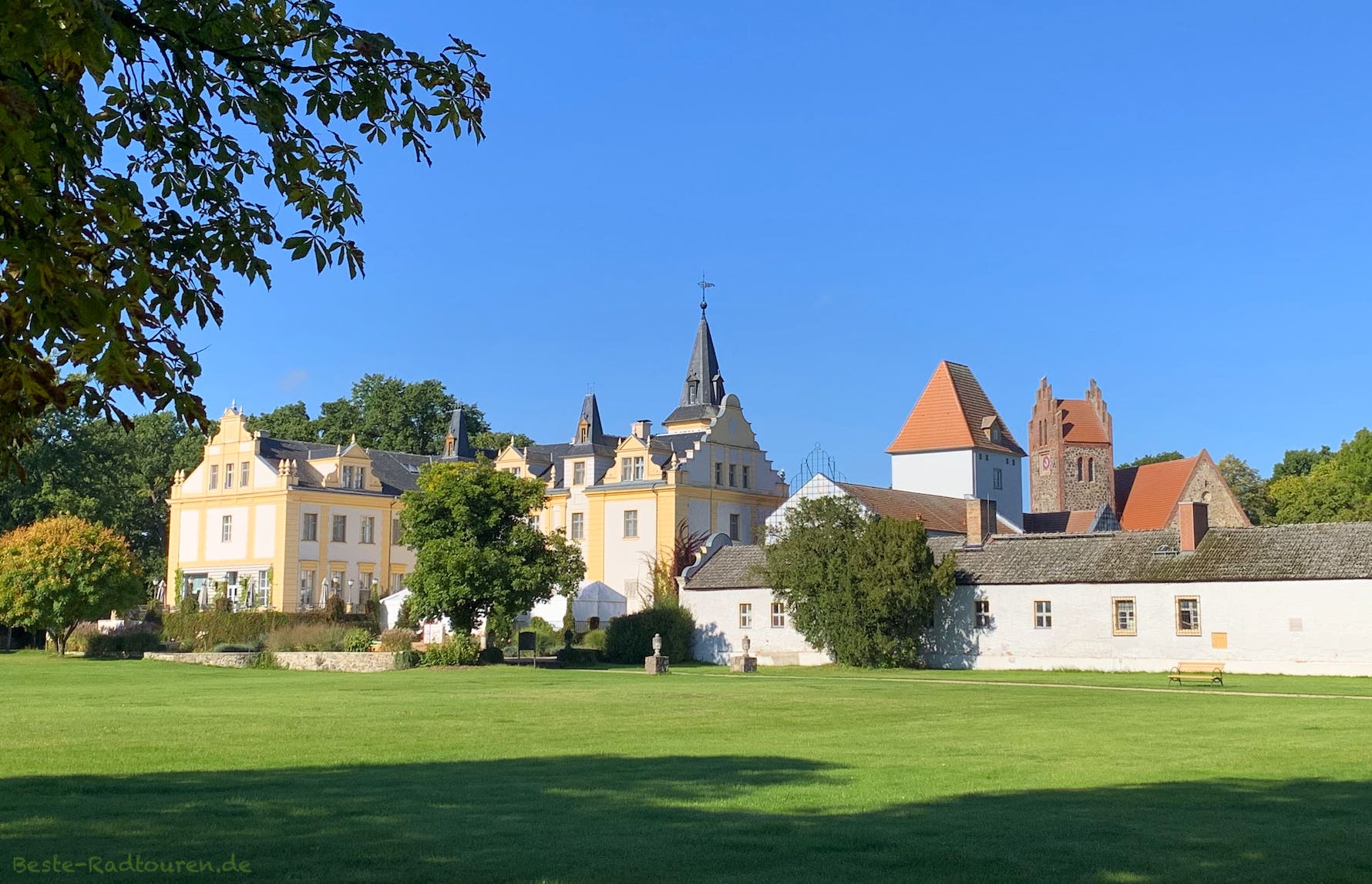 Schloss und Gutshof Liebenberg (Löwenberger Land, Oberhavel), Foto vom Schlosspark aus