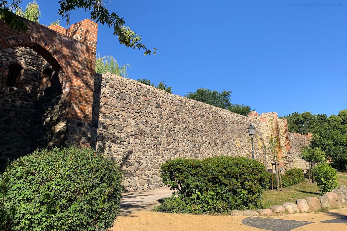 Teil der alten Stadtmauer von Bernau, Foto von außen