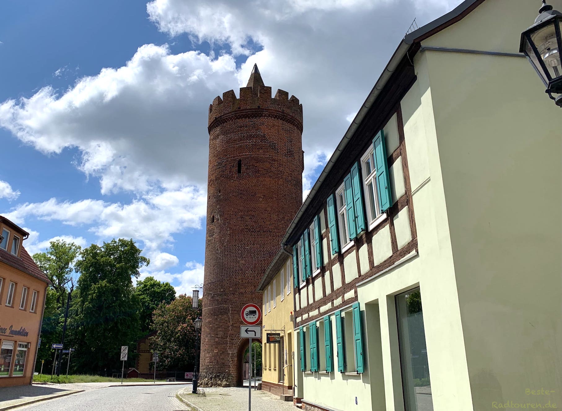Foto von der Innenstadt her: Stadtmauer-Turm in Beeskow, Fachwerkhaus