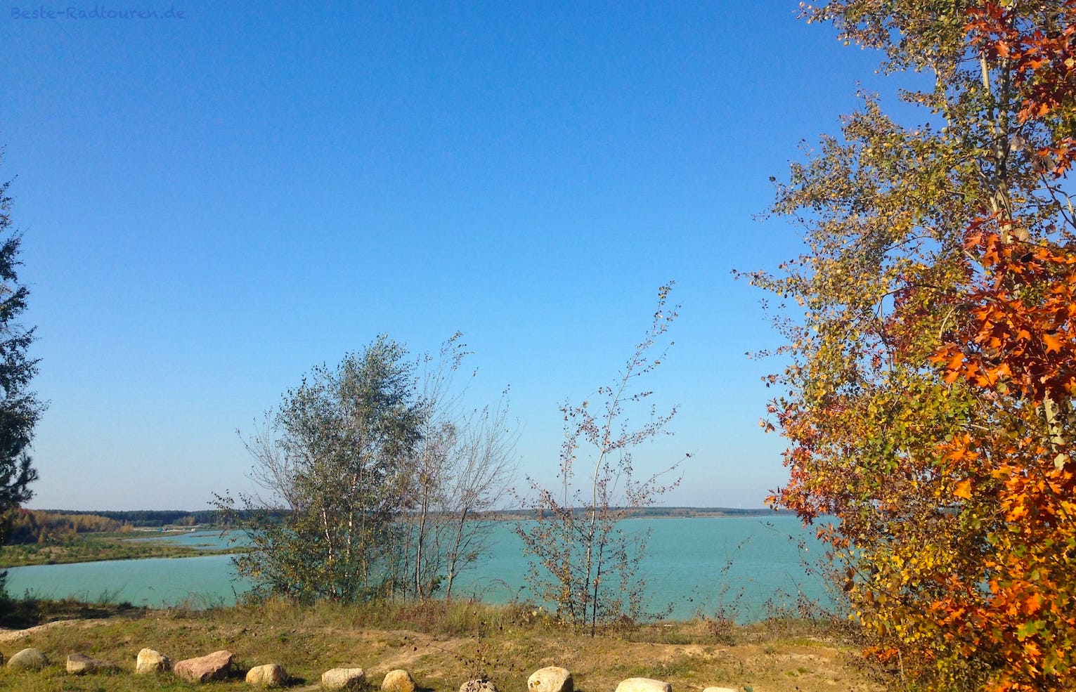 Foto vom Aussichtspunkt am Partwitzer See aus: Türkisblaues Wasser