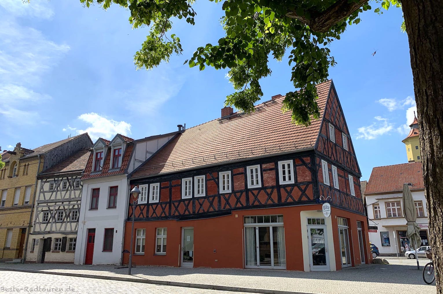 Foto im Zentrum von Treuenbrietzen: bunte Fachwerkhäuser, Gaststätte