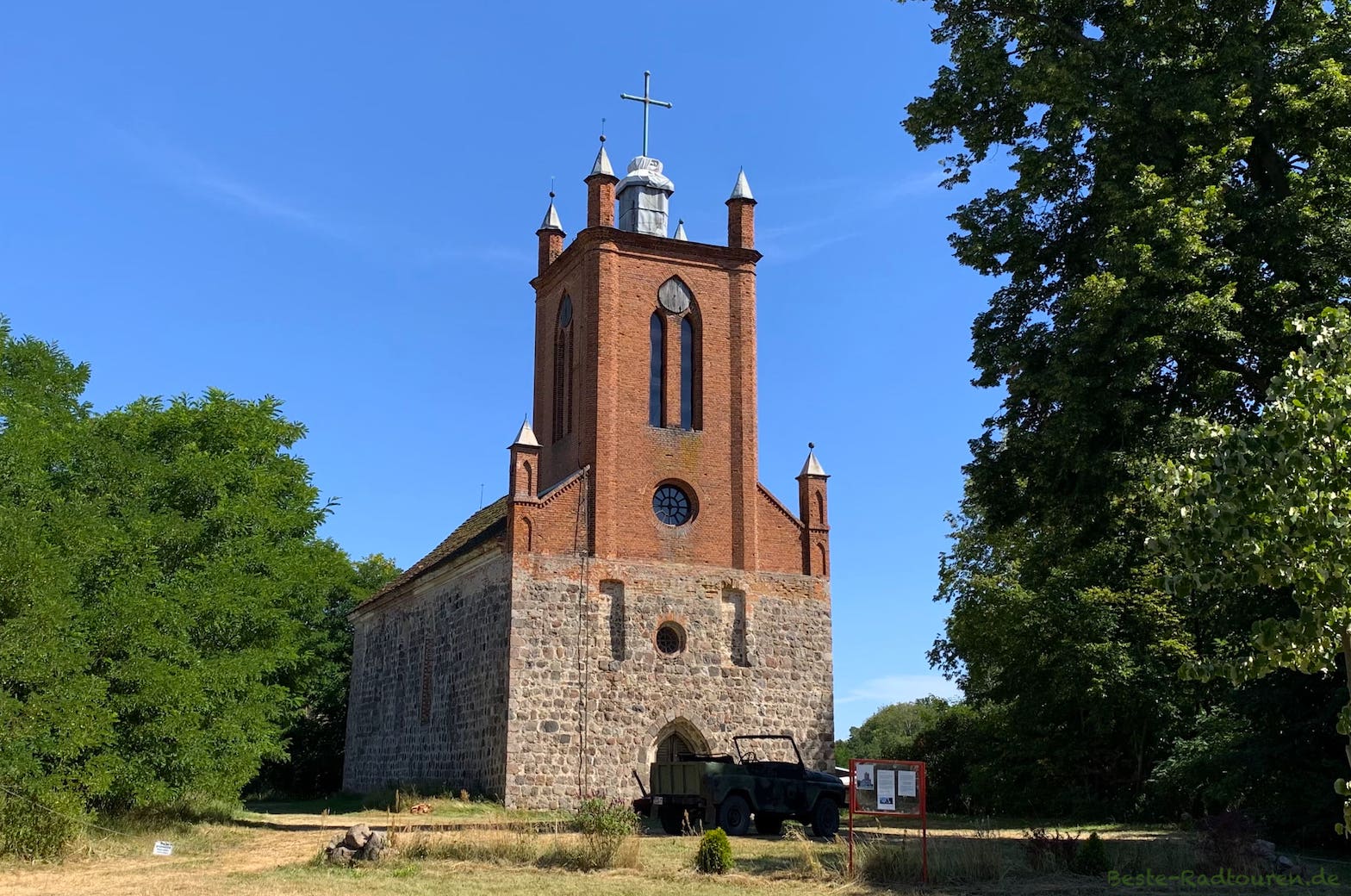 Foto vom Radweg aus: Dorfkirche Tornow (Fürstenberg Havel)