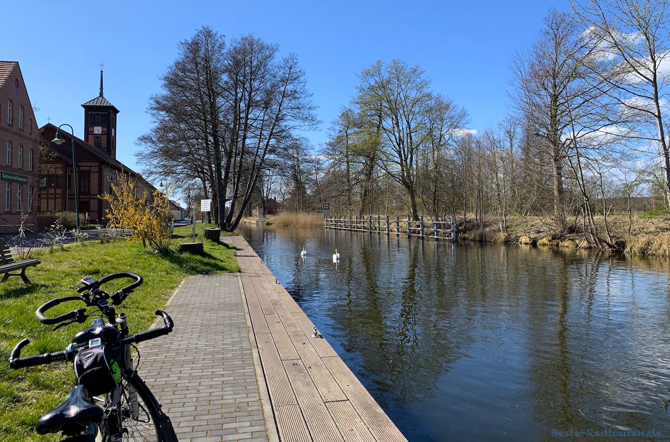 Foto vom Ufer aus: Finowkanal bzw Langer Trödel in Zerpenschleuse, am Ufer stehen zwei Fahrräder