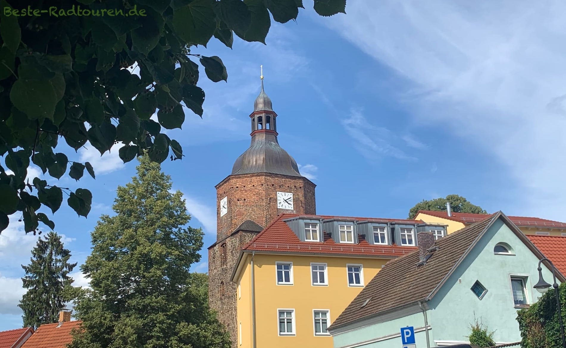 Foto vom Gurkenradweg aus: Häuser in Vetschau und Turm der Wendisch-Deutschen Doppelkirche