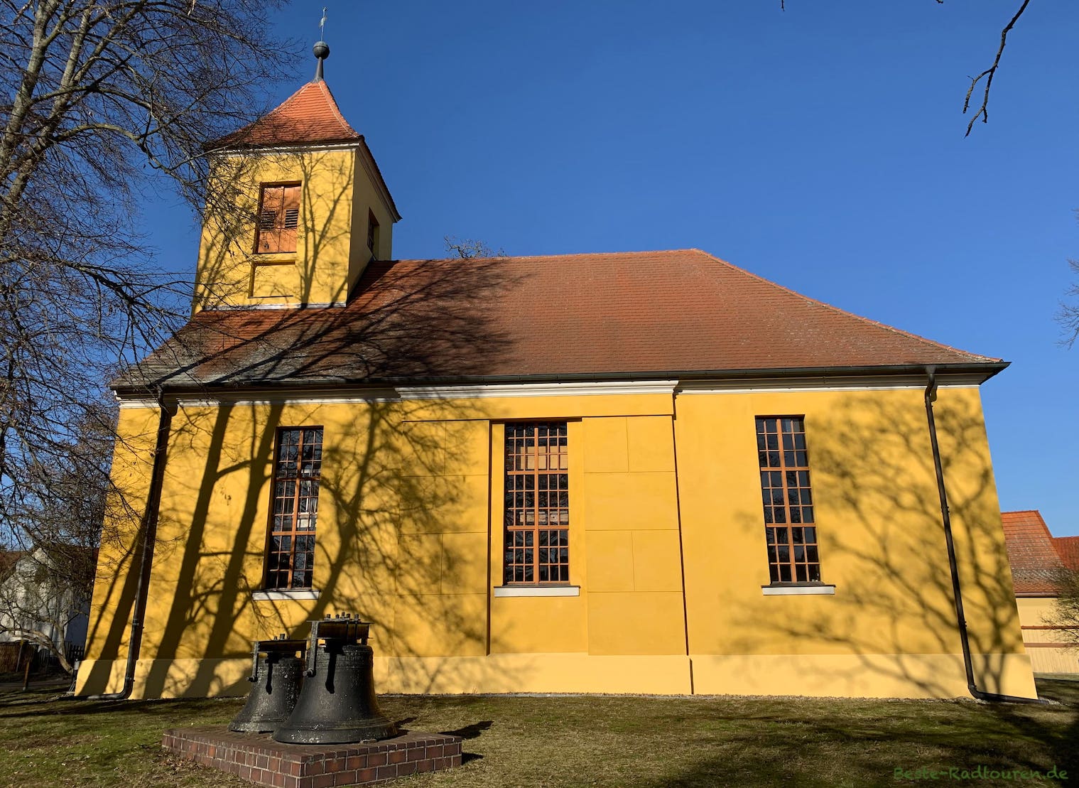 Dorfkirche Wernsdorf (Königs Wusterhausen) und antike Glocken, Foto von der Seite