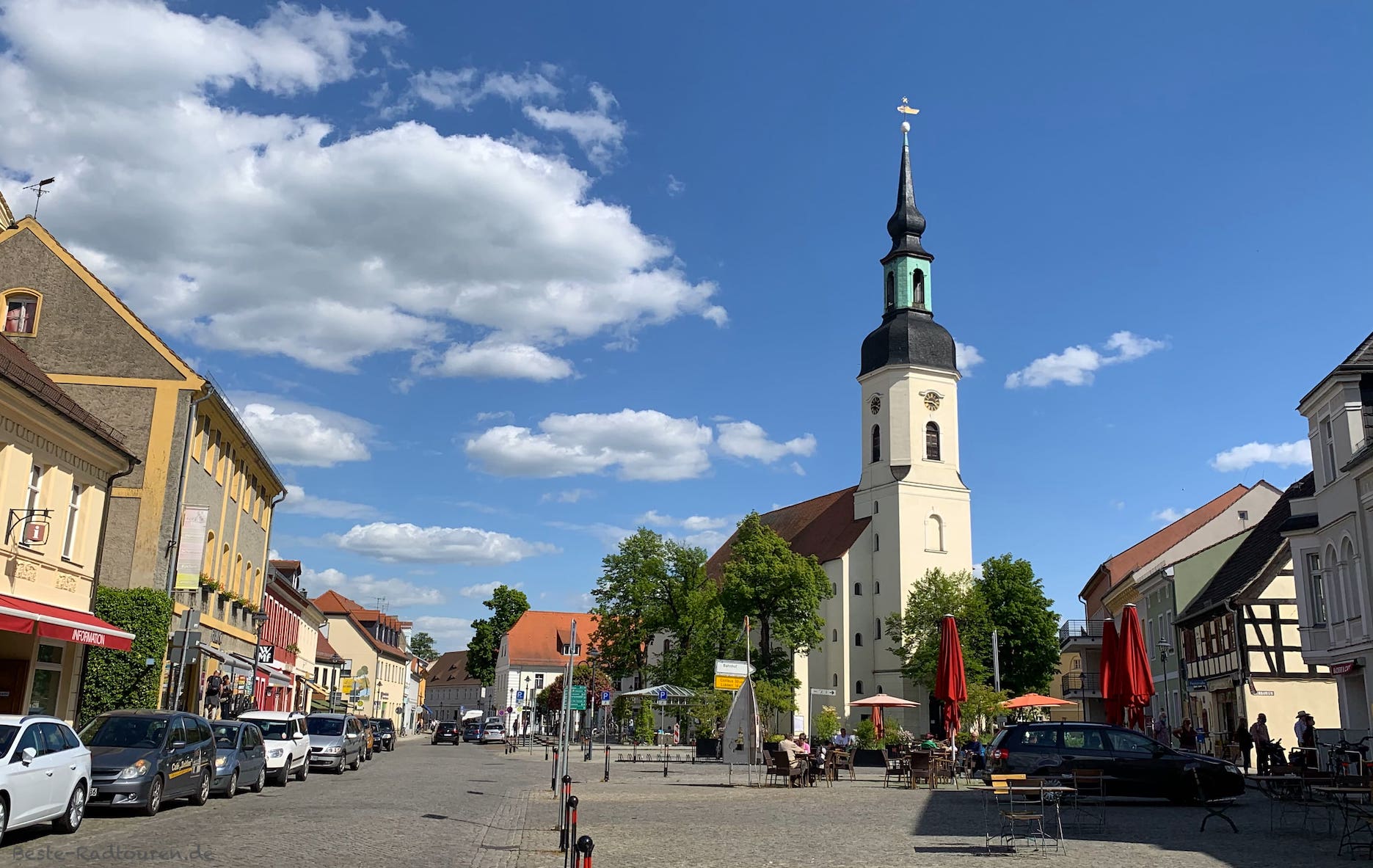 Foto vom Gurkenradweg aus: Der Marktplatz im Zentrum von Lübbenau, Kirche, Gastronomie