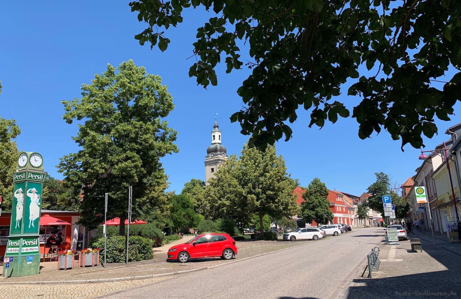 Foto im Zentrum von Genthin, Sachsen-Anhalt; mittig der Turm der Kirche St. Trinitatis