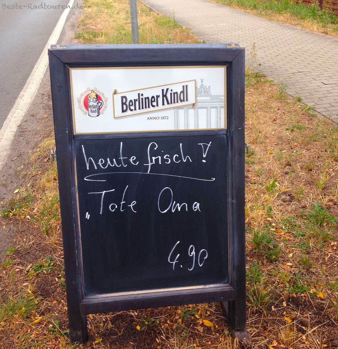 Foto vom Radweg aus: Ziegenhals bei Wernsdorf, Schild vom Biergarten-Imbiss: "Tote Oma"