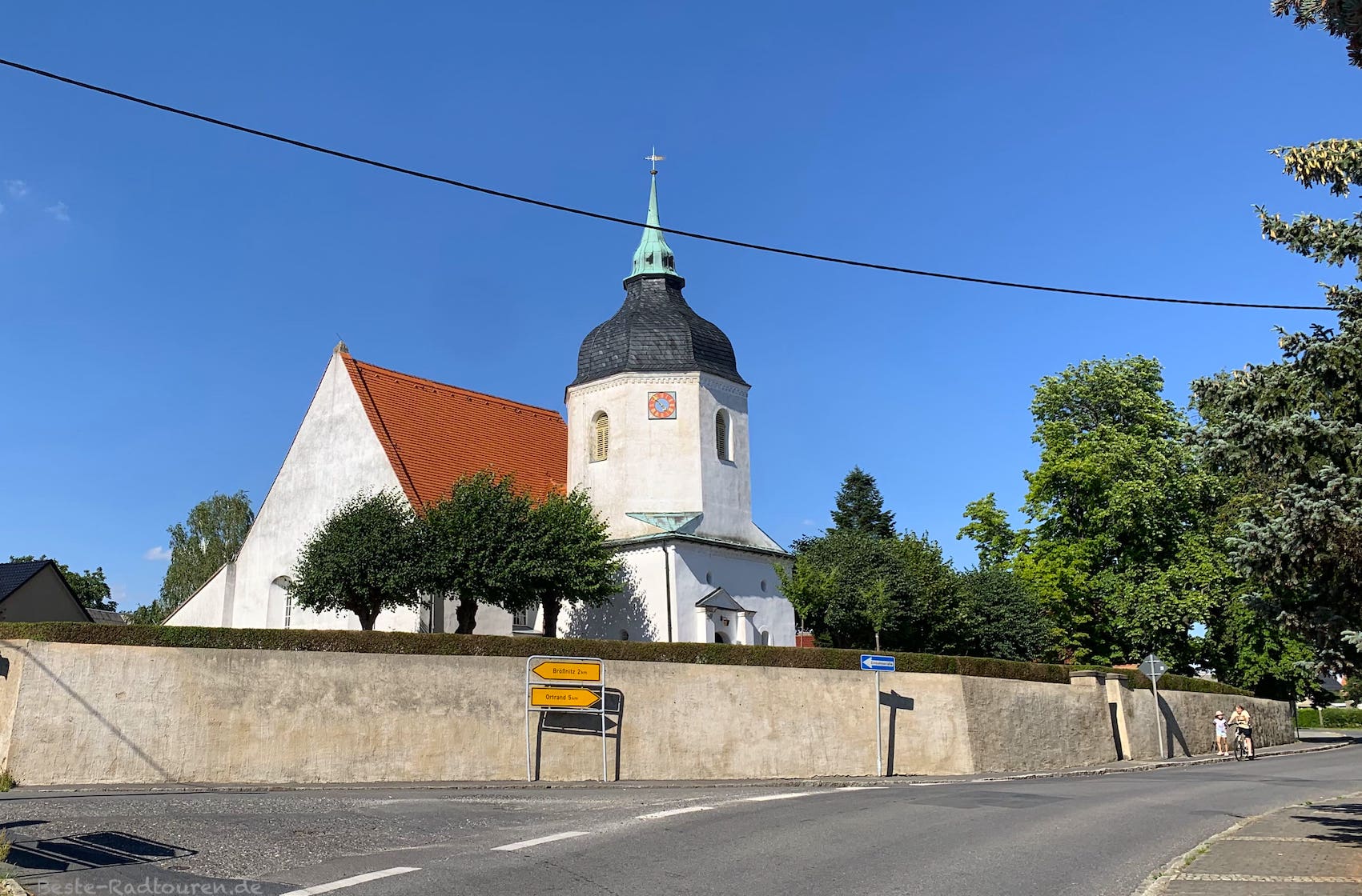 Dorfkirche Blochwitz (Gemeinde Lampertswalde, Sachsen), Foto vom Radweg aus