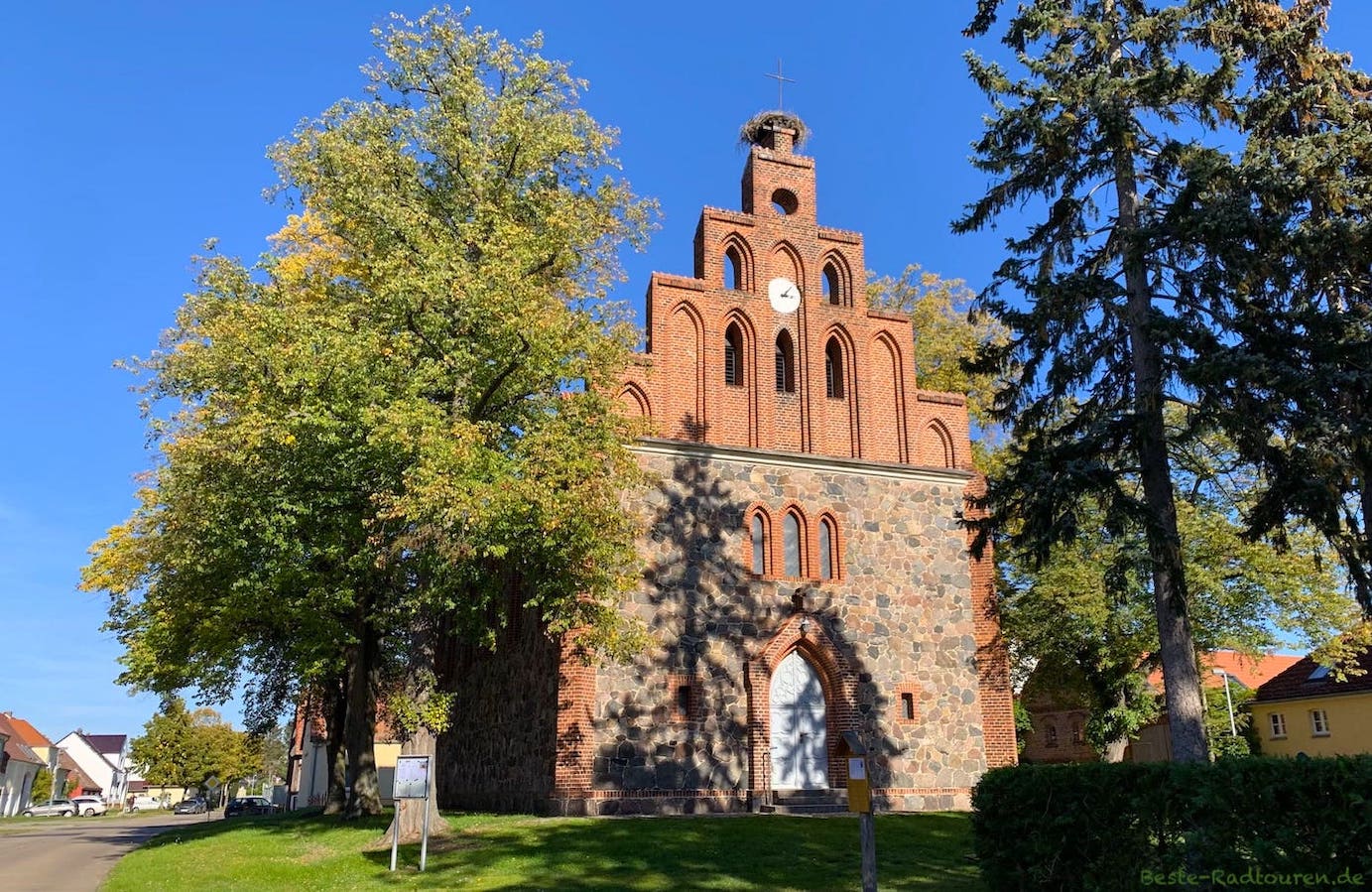 Stüler-Kirche Hennickendorf, Nuthe-Urstromtal, Foto von vorn mit Eingang