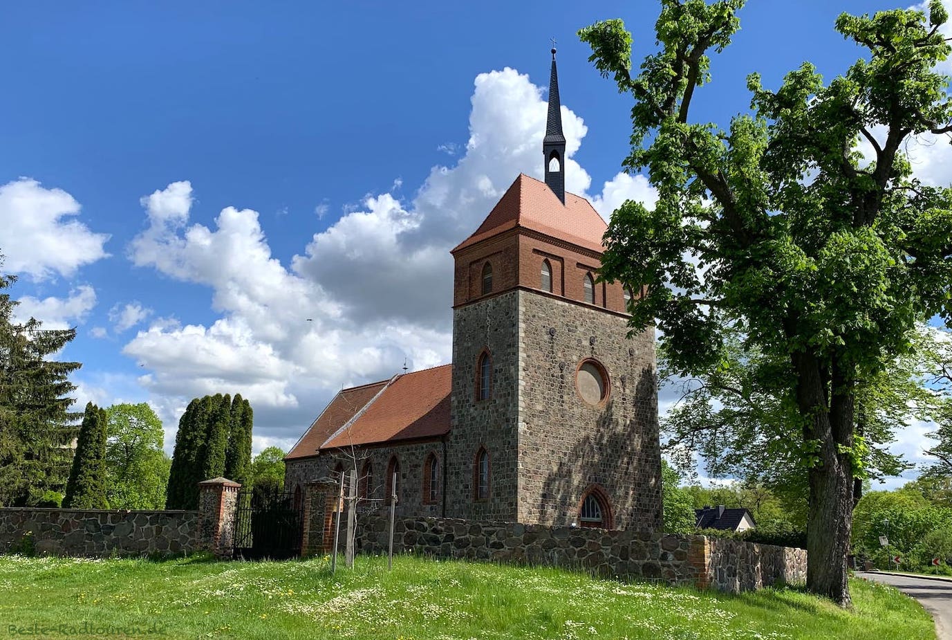 Kirche Wesendahl (Gemeinde Altlandsberg, Märkisch-Oderland), Foto von schräg vorne