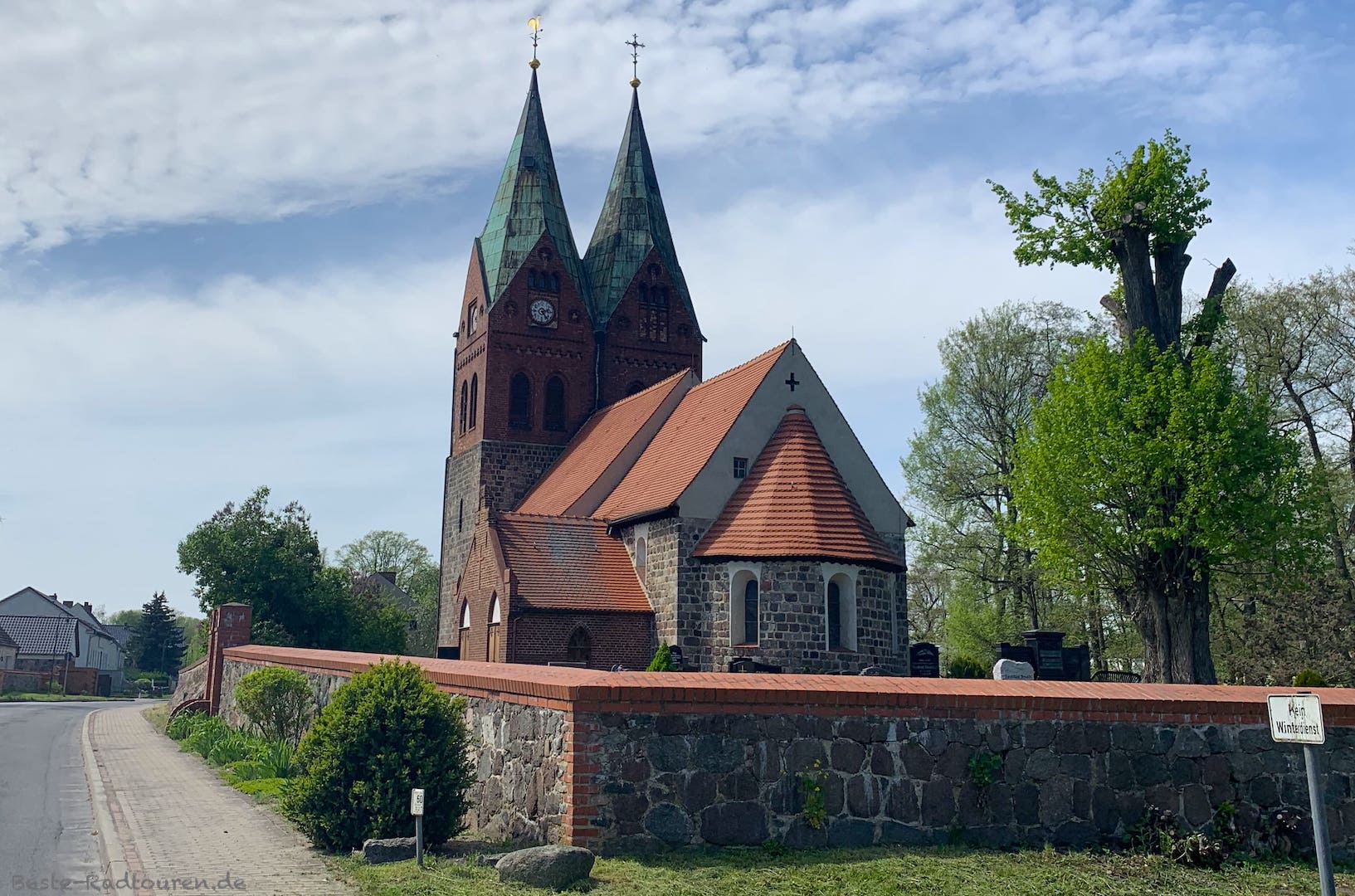 Zweitürmige Kirche Willmersdorf (Barnim), Foto von schräg hinten
