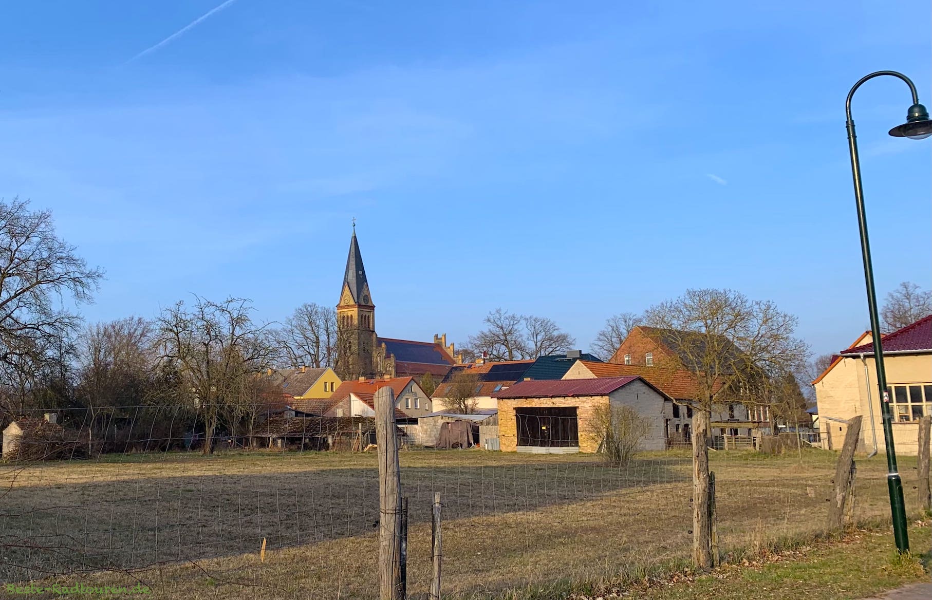 Foto vom Radweg aus: Friedersdorf von weitem, Dorfkirche