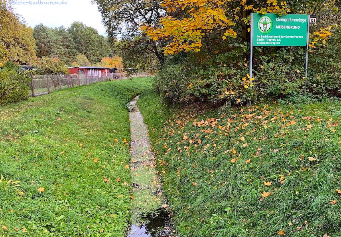 Foto vom Radweg aus: Plumpengraben in der KGA (Kleingartenanlage) Meisengrund, Altglienicke