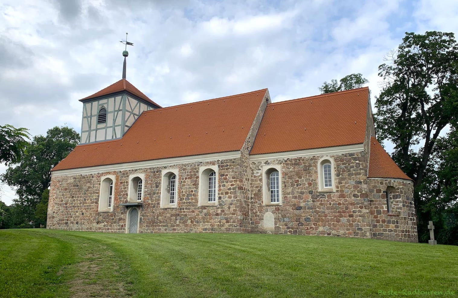 Dorfkirche Gielsdorf, Gemeinde Altlandsberg, Foto von der Seite