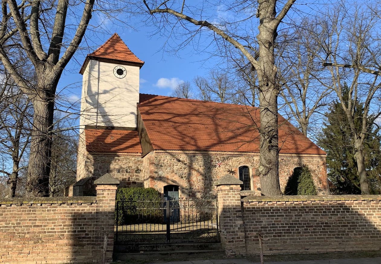 Kirche Kiekebusch, Gemeinde Schönefeld, Foto vom Radweg aus