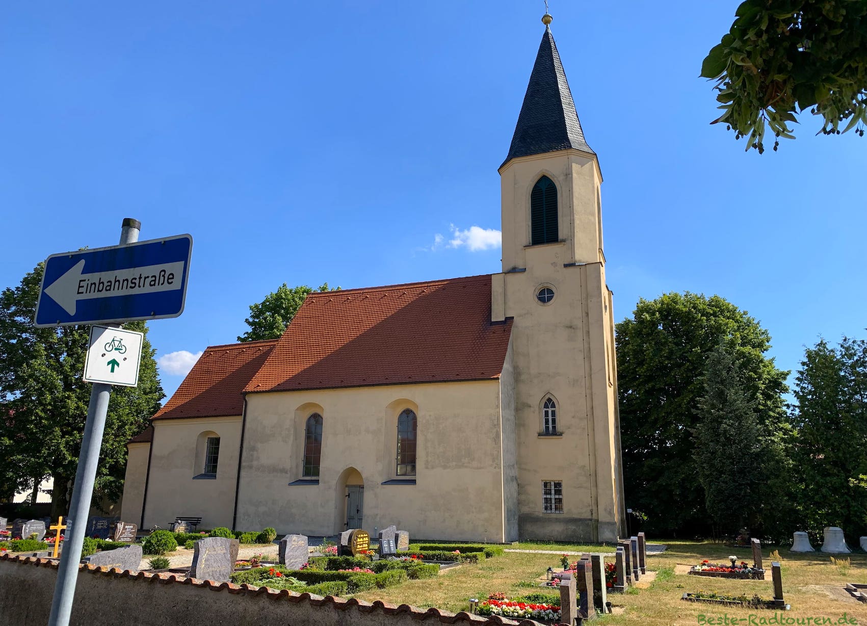Foto vom Radweg aus: Dorfkirche Strauch (Großenhain, Sachsen)