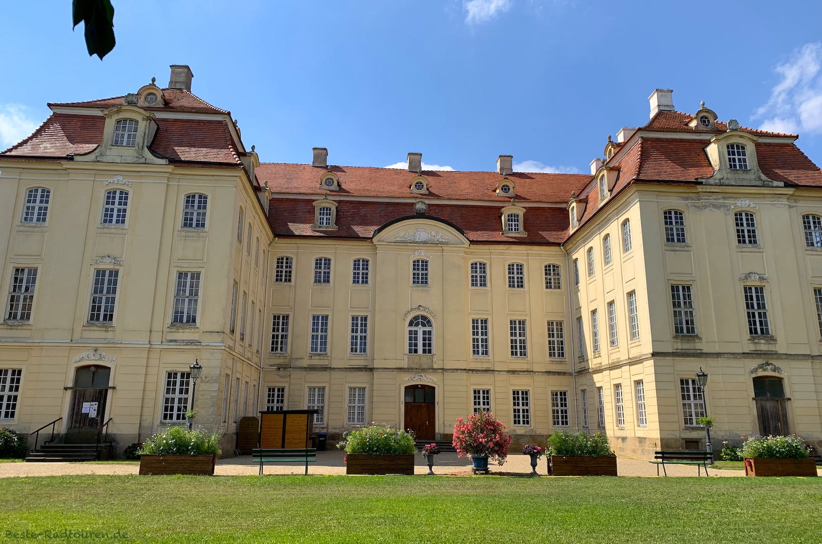 Schloss Martinskirchen, Nordseite mit Eingang, Foto vom Garten her