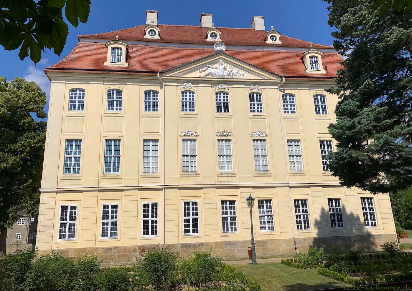 Schloss Martinskirchen, Foto vom Elberadweg her (Ostseite)