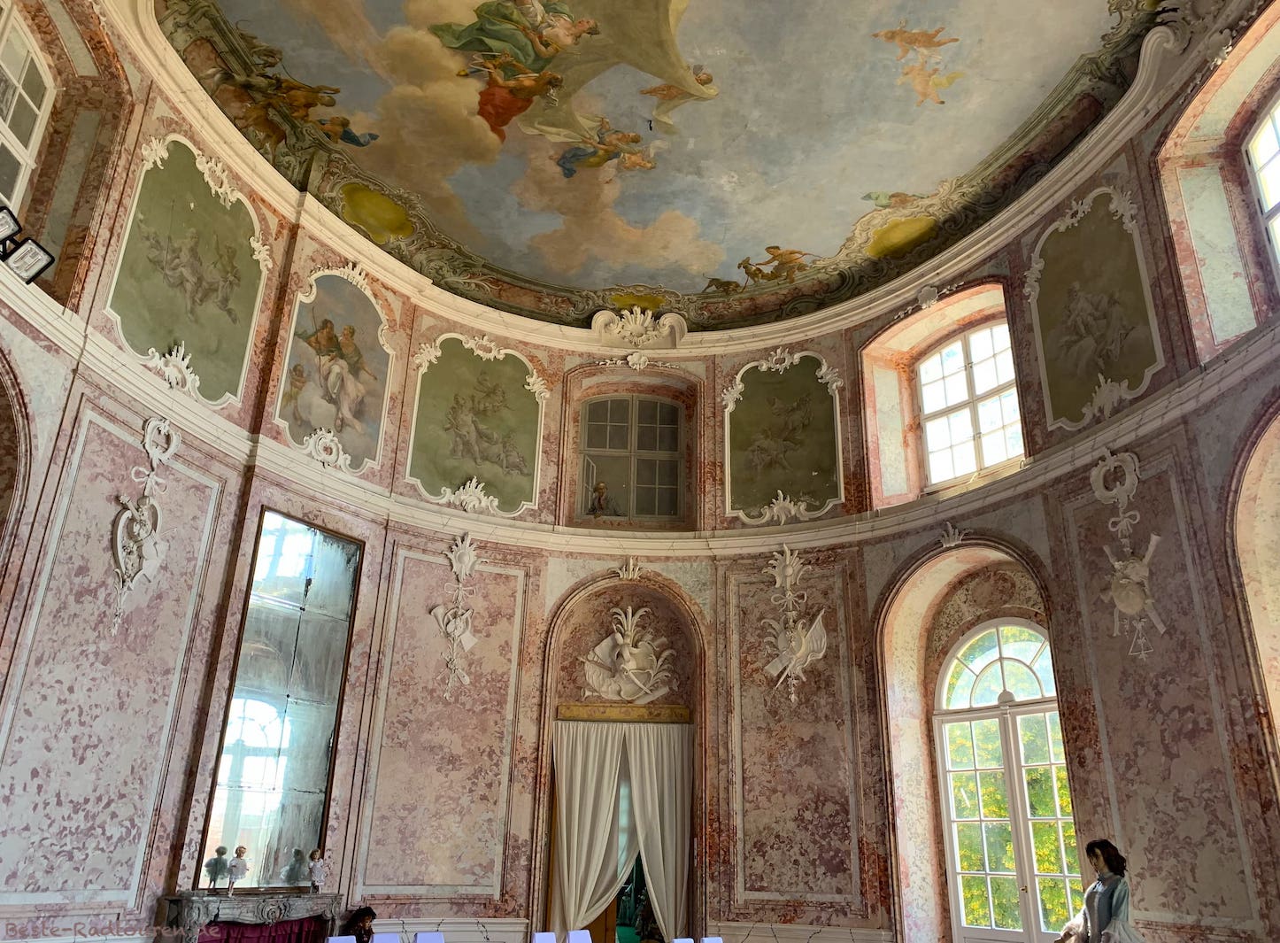 Schloss Martinskirchen, Marmorsaal, Foto Richtung Fenster