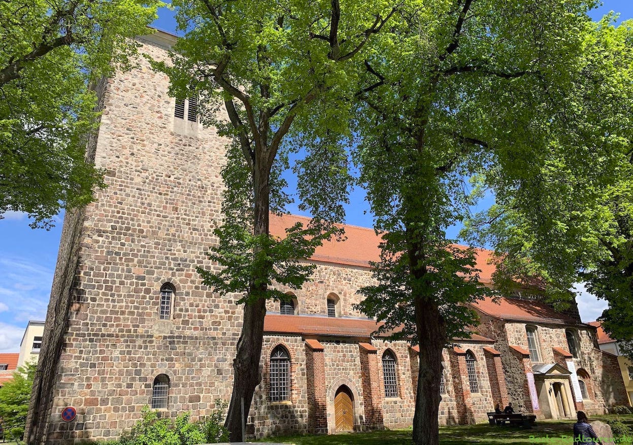St.-Marien-Kirche in der Altstadt von Strausberg, Foto von der Seite