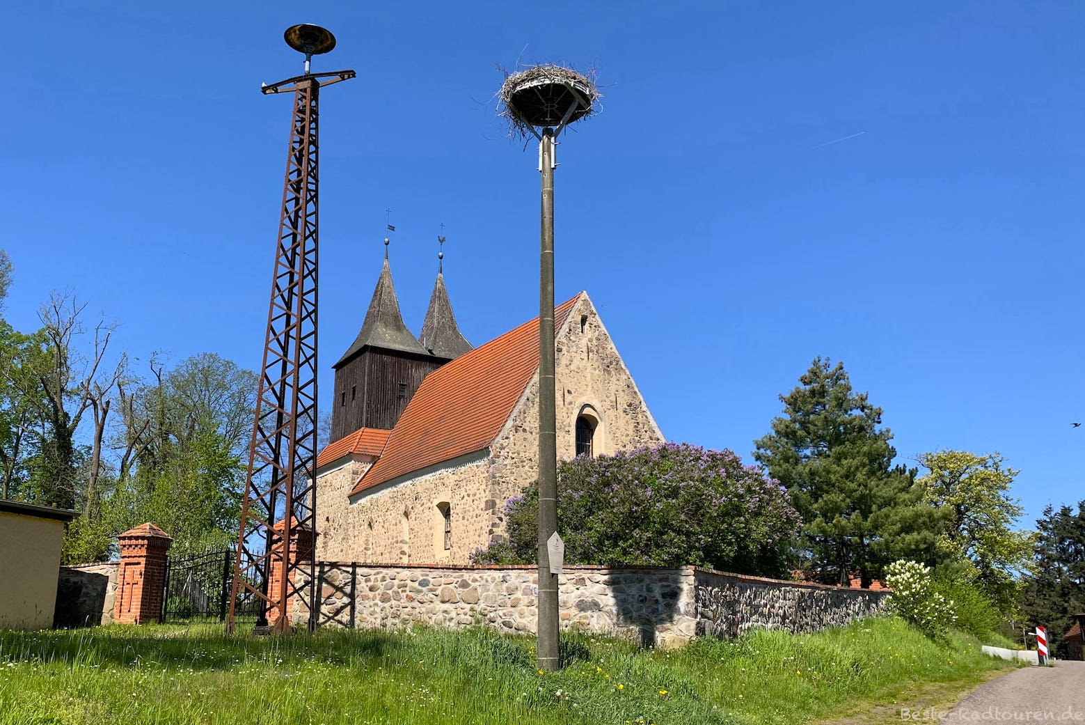 Dorfkirche Möbiskruge mit Storchennest und Funkmast