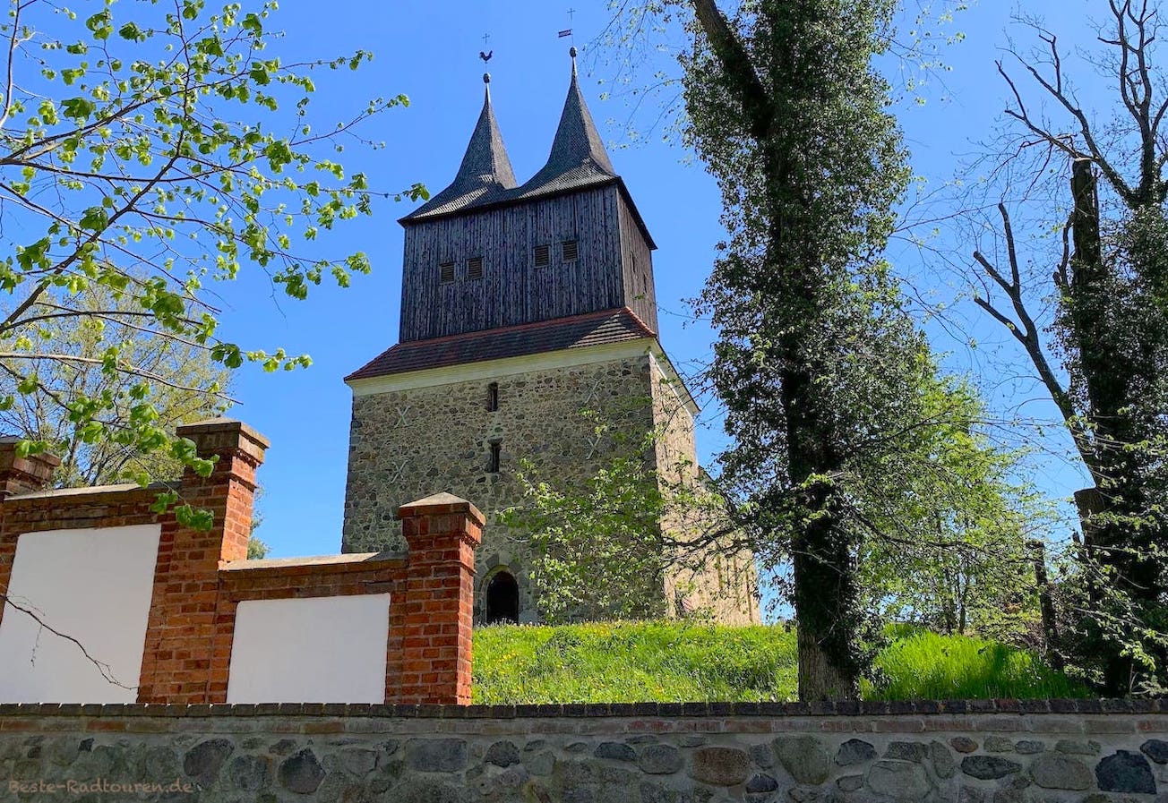 Foto vom Oder-Spree- und Mönchs-Radweg aus: Dorfkirche Möbiskruge (Neuzelle)