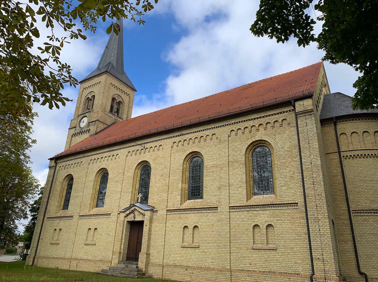 Dorfkirche Mühlenbeck (Oberhavel), Foto von schräg hinten