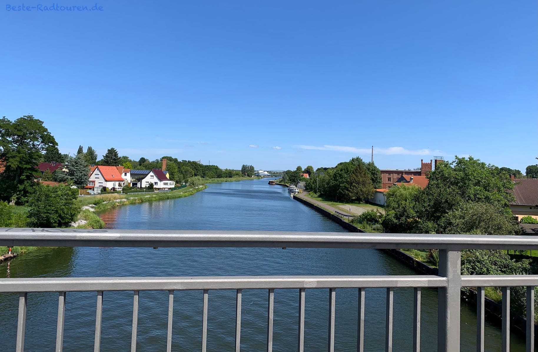 Genthin, Foto von der Brücke aus: Elbe-Havel-Kanal