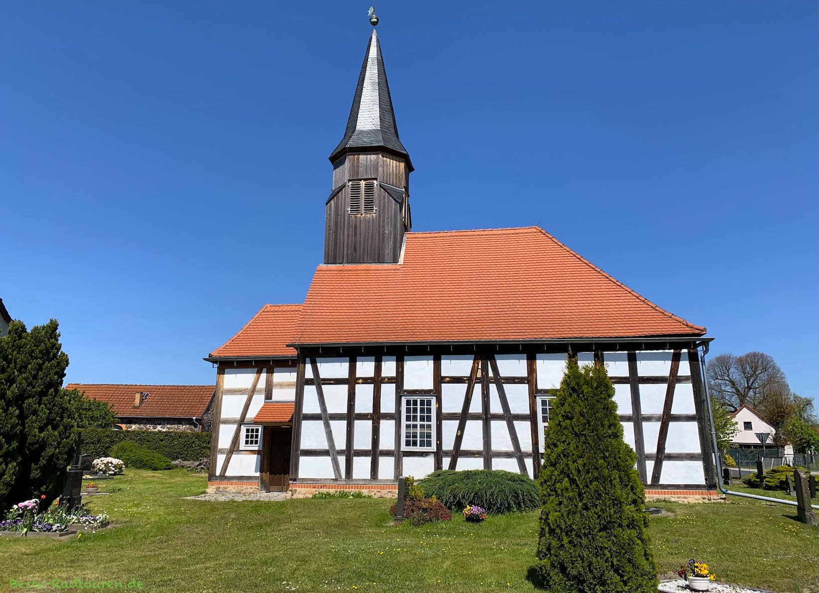 Foto vom Oder-Spree-Radweg aus: Dorfkirche Chossewitz, Friedland