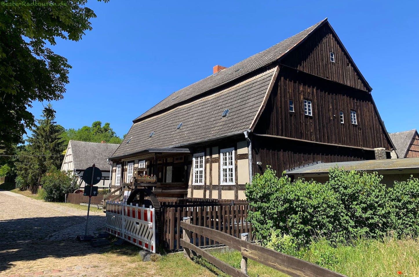 Klostermühle Boitzenburg mit Museum, Foto vom Radweg aus