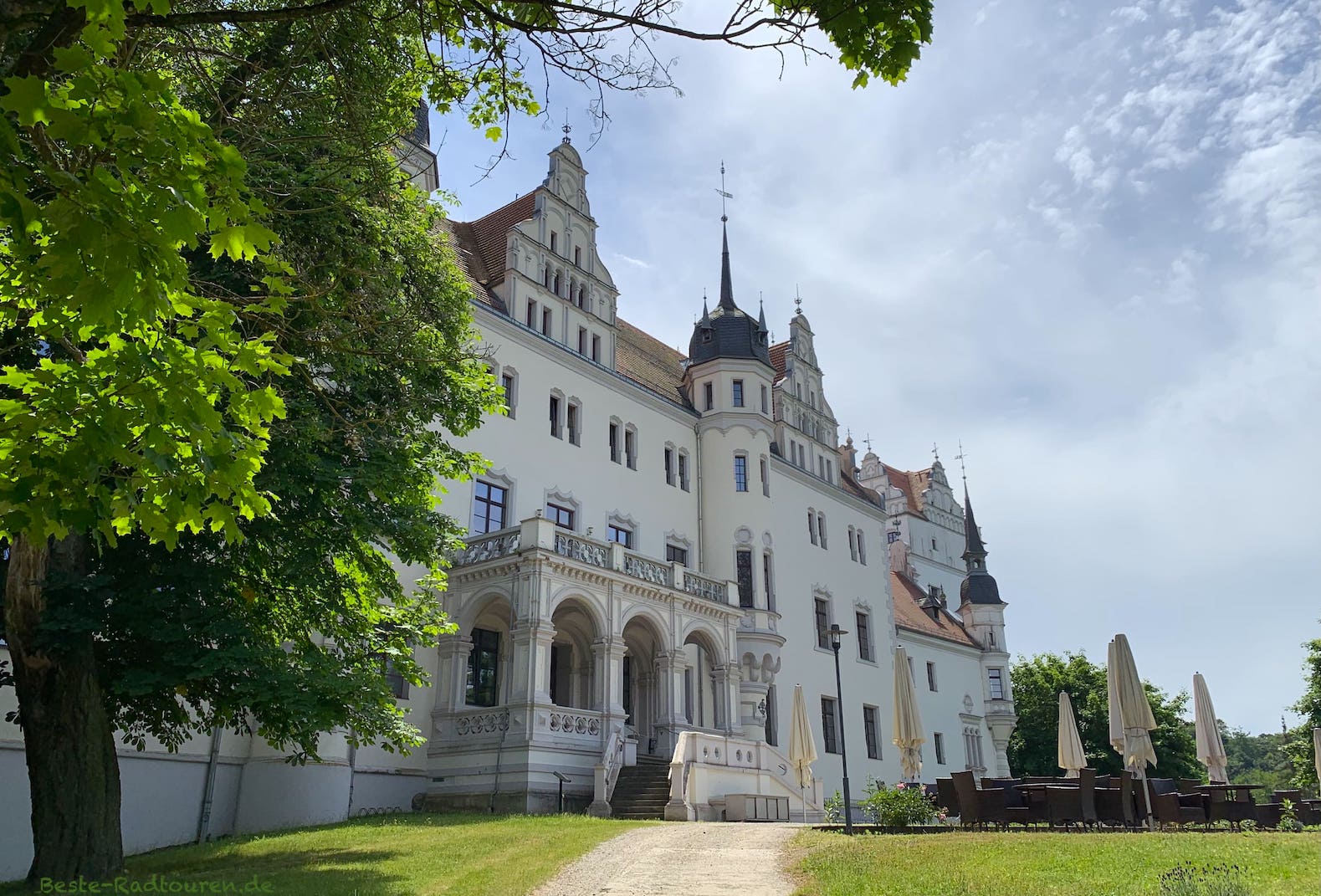 Rückseite Schloss Boitzenburg, Foto vom Park-Eingang her