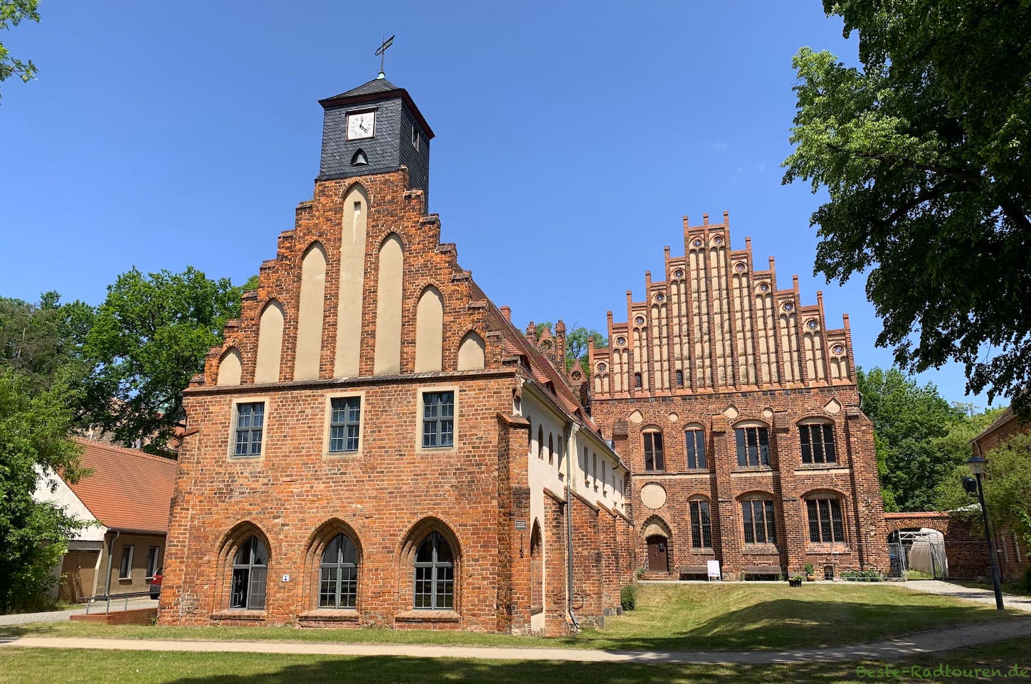 Kloster Zinna, Foto von vorn: links die Alte Abtei, rechts die Neue Abtei
